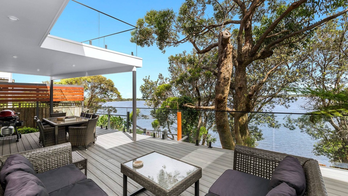 Shoalhaven Heads House | By The River: Large holiday home with river frontage. 2 min walk to the beach.