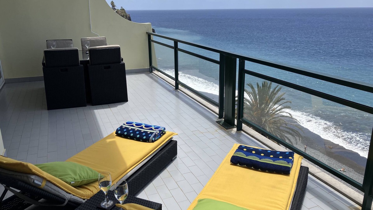 Sao Martinho Apartment | By the sea penthouse apartment with air conditioning & swimming pool