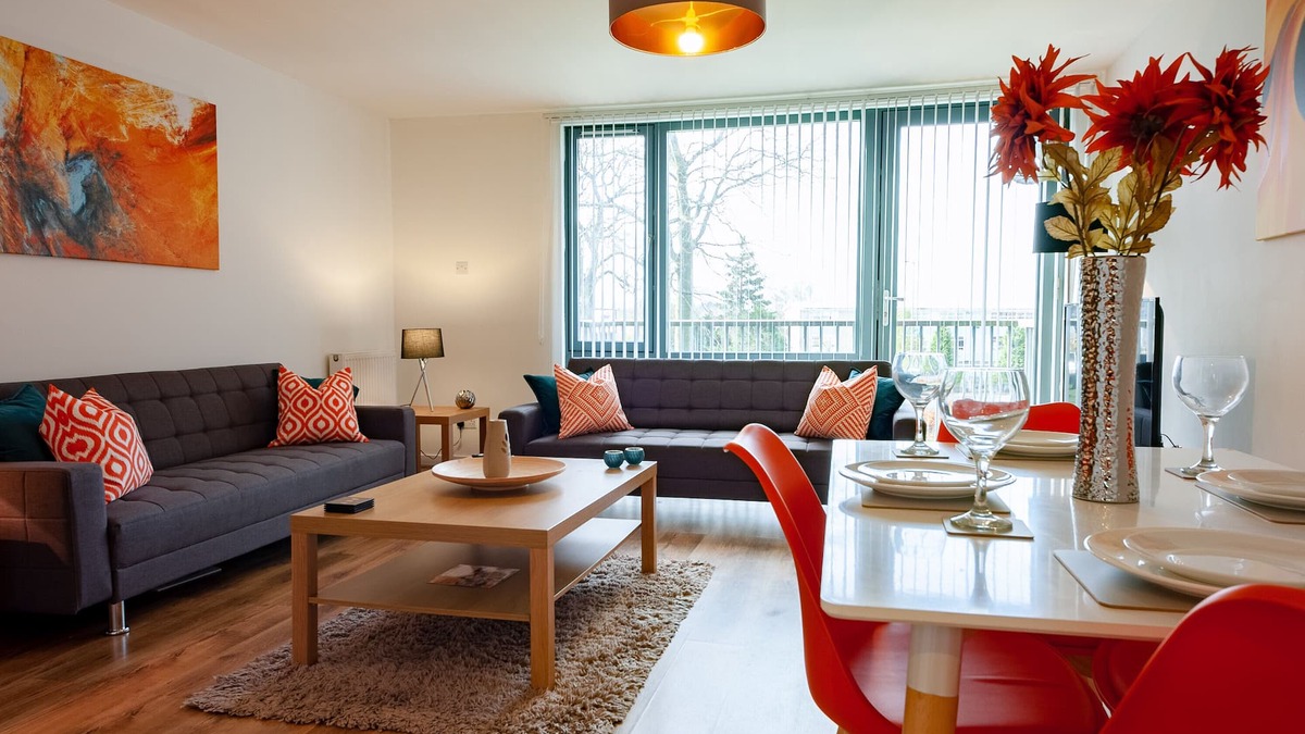 Paisley Apartment | ByEvo 5 Brabloch - Modern Apartment close to Paisley and GLA