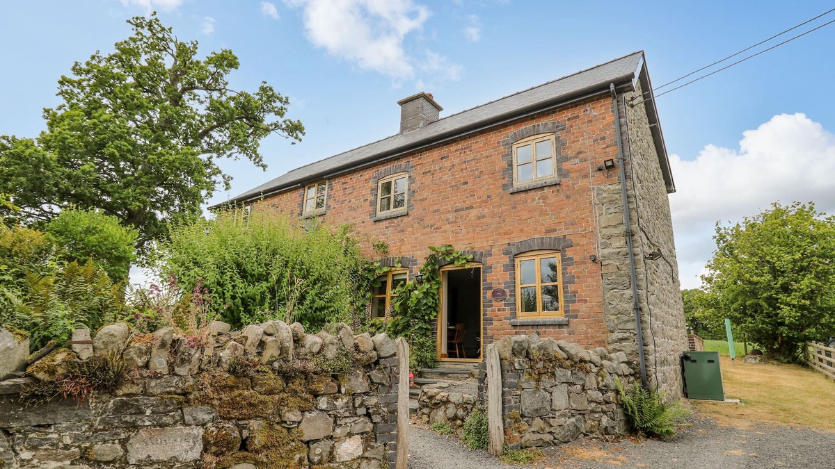 Llandrindod Wells Cottage | BYRDIR COTTAGE, pet friendly, character holiday cottage in Rhayader