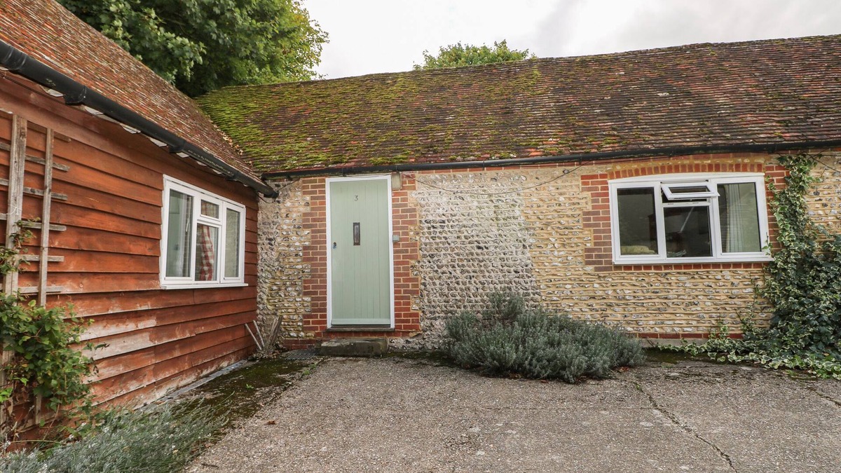 Pulborough Cottage | BYRE COTTAGE 3, family friendly, with pool in Storrington