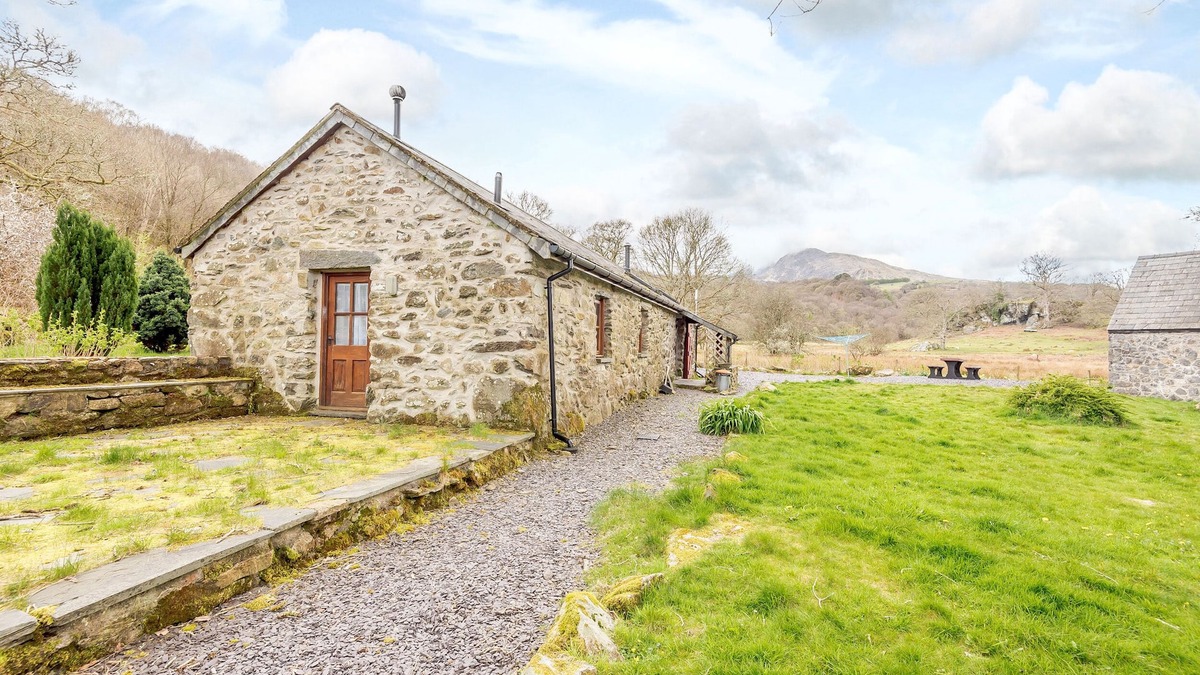 Gwynedd- Snowdonia Cottage | BYTHYN DDOL HAFOD, pet friendly, with open fire in Capel Curig