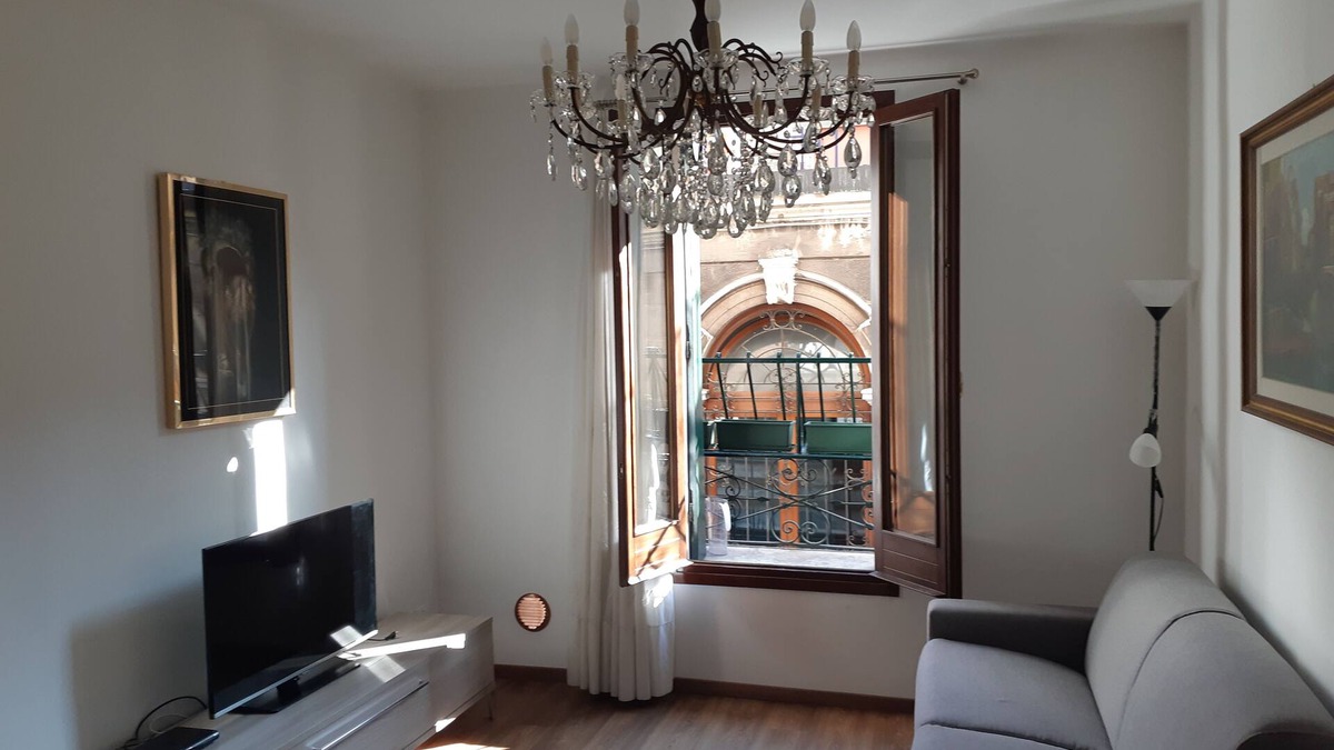 Cannaregio Apartment | Cà Valeria - A CLASSIC SUNNY 1ST FLOOR VENETIAN HOUSE IT027042C2LNNVIZAW