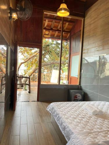 Quan Tom House | Cát Tiên Hotel
