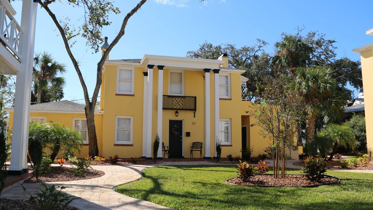 Downtown Historic District Apartment | C4, Perfect location in downtown, near beaches, work from home, free parking!