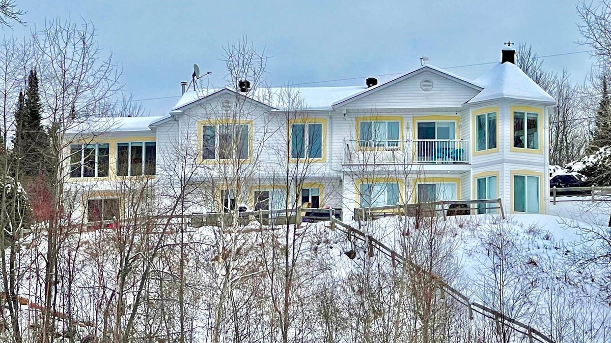Ferme-Neuve Apartment | Unit A - 3 Bedrooms Private/Beachfront/Kayaks,/Starlink Internet