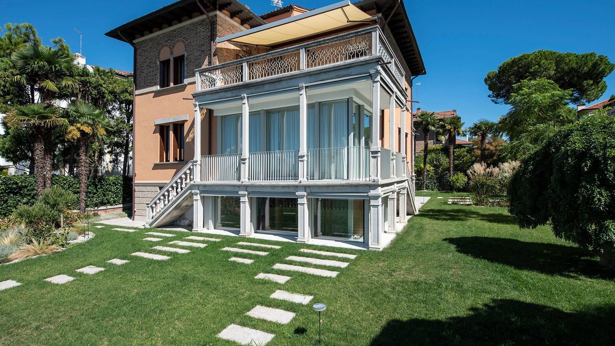 Santa Maria in Stelle Villa | Ca' delle Contesse - entire Liberty style villa on lagoon with private docking