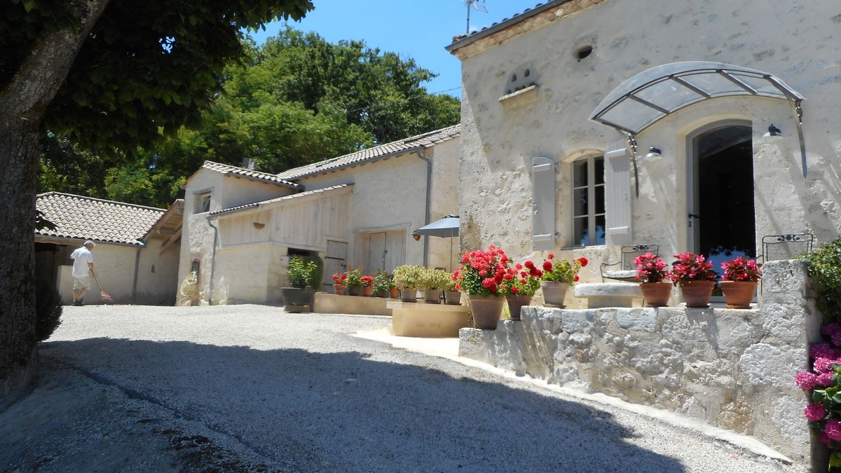 Sainte-Colombe-de-Villeneuve House | carty high Pujols country house