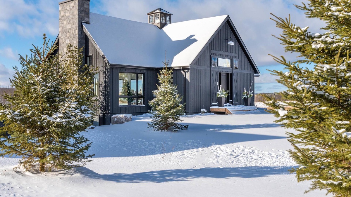 Grey Highlands Ski Chalet | 5 bedroom, 3 bath, New build!, Beaver Valley! Niagara Escarpment View!