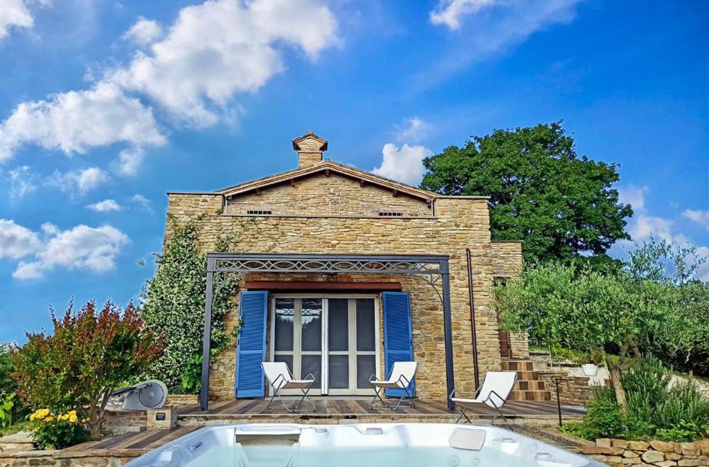 Peglio Villa | Ca' Gulino - Urbino - Villa con Minipiscina in Borgo Antico