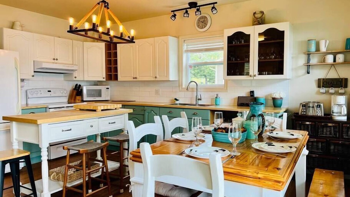 Saint-Claude House | Rowing, Waterfront, Spa