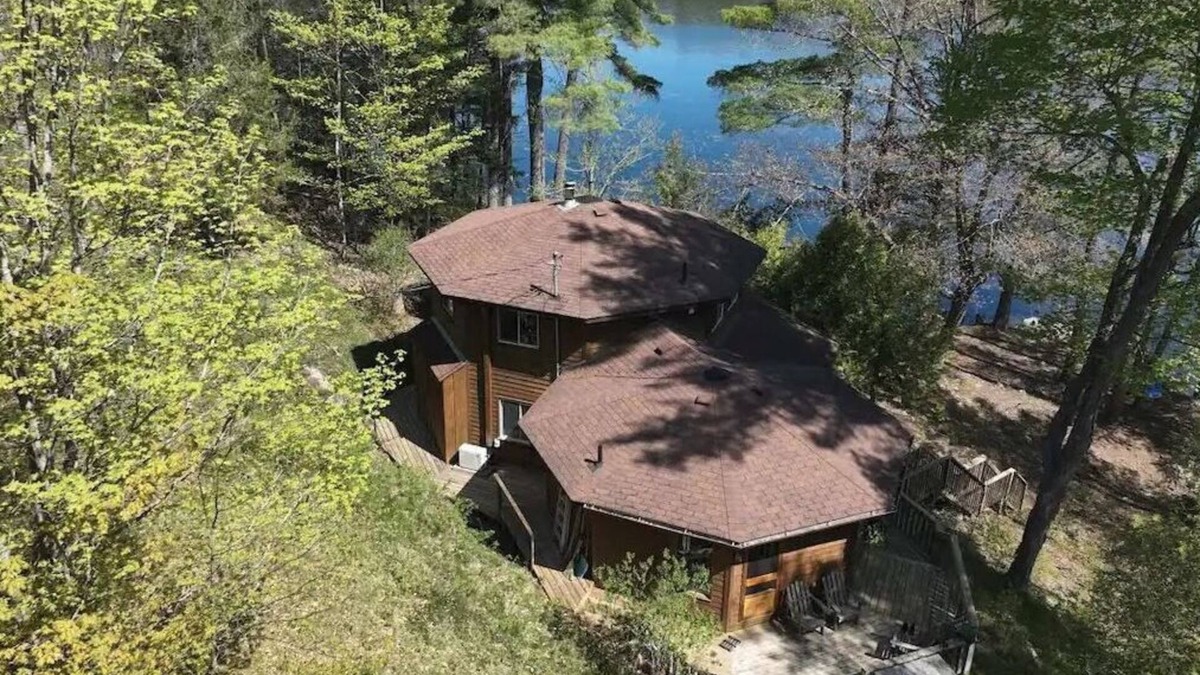 Rideau Lakes Cottage | Wooden Waterfront Cottage in Kingston - (Pet-Friendly!)