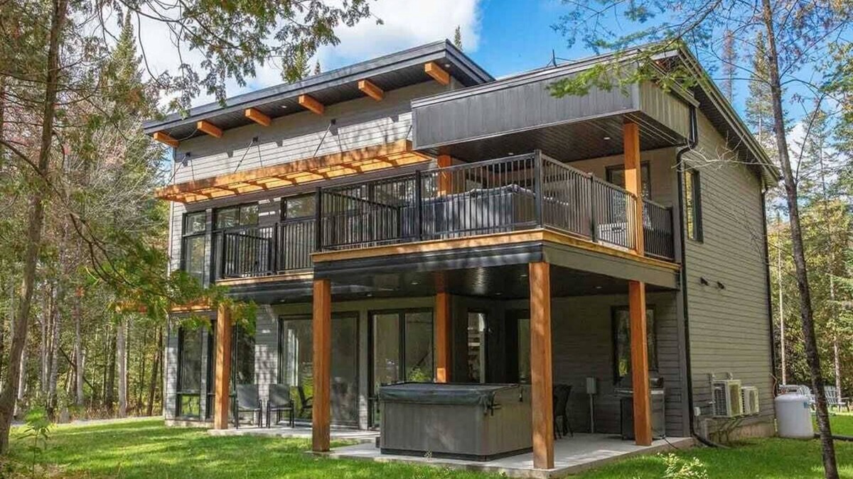 Stanstead Township Ski Chalet | Stylish Chalet & Spa Steps from Lake Memphrémagog