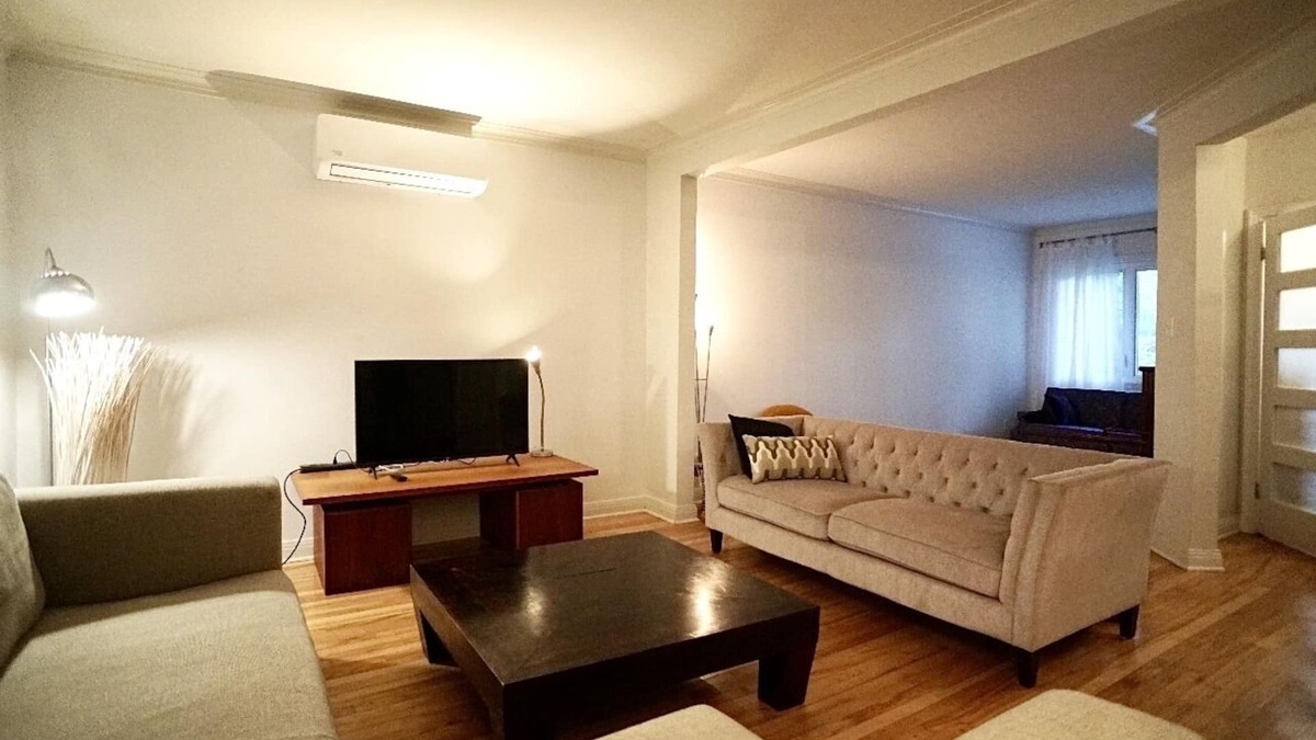 Hochelaga Apartment | Sleeps 9, large condo in front of parc & metro, minutes to Downtown with parking