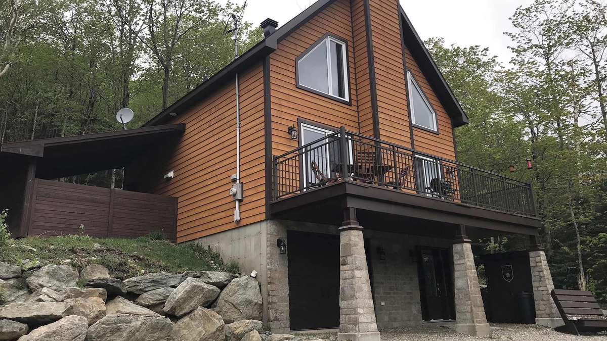 Notre-Dame-Auxiliatrice-de-Buckland Ski Chalet | Spa, Pool table, Mountain | Chalet Avalanche