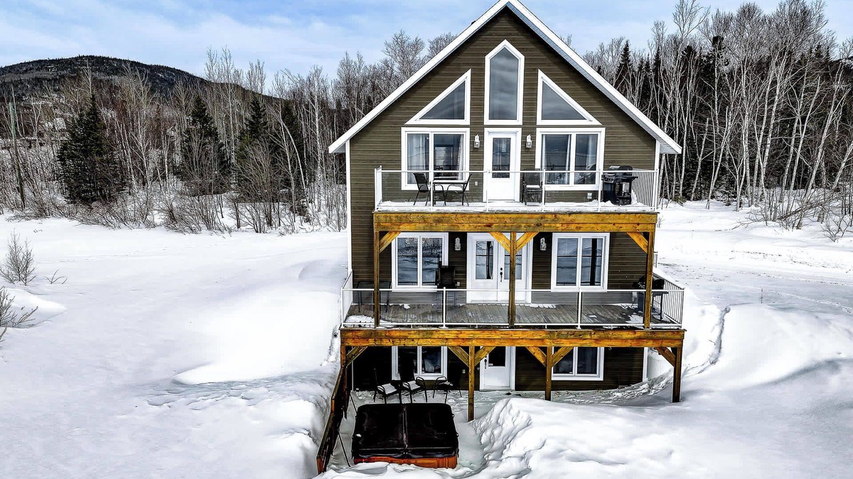Petite-Riviere-Saint-Francois Ski Chalet | Le Haut-Perché | Spa and River View