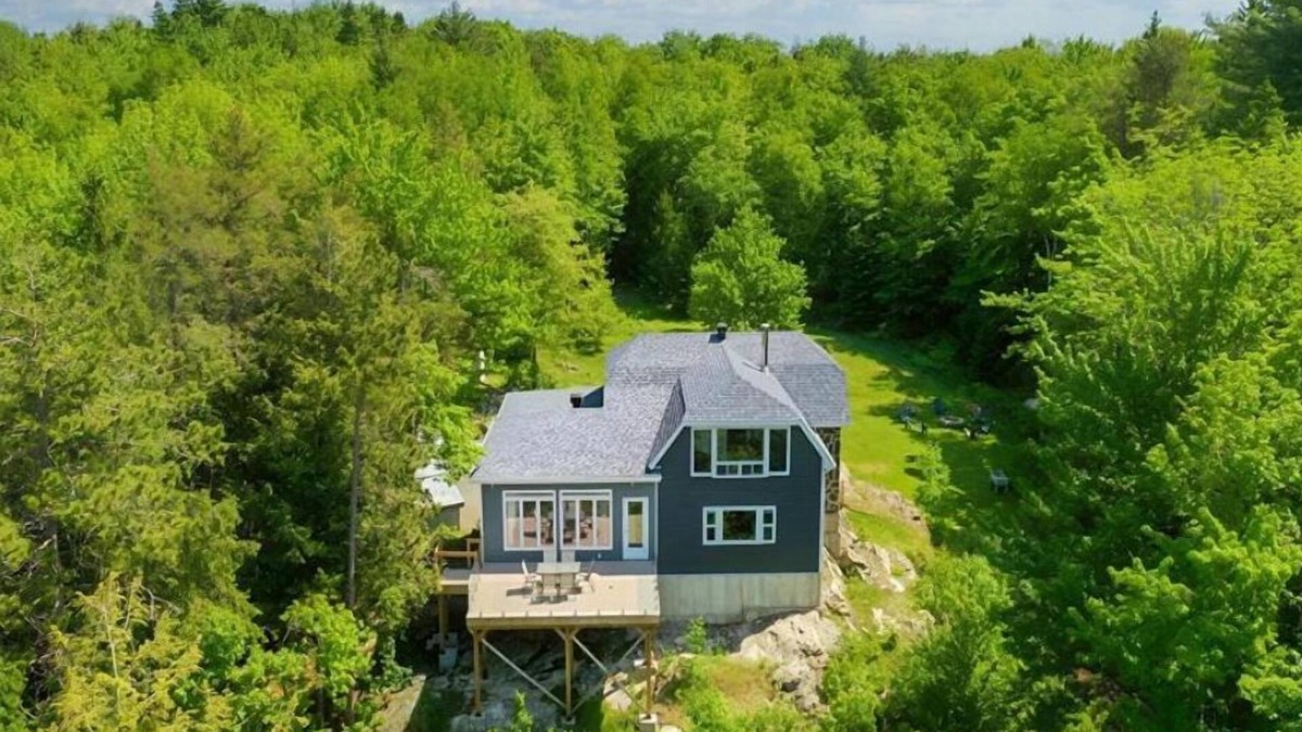Saint-Denis-de-Brompton House | The Rock of Little Brompton Lake