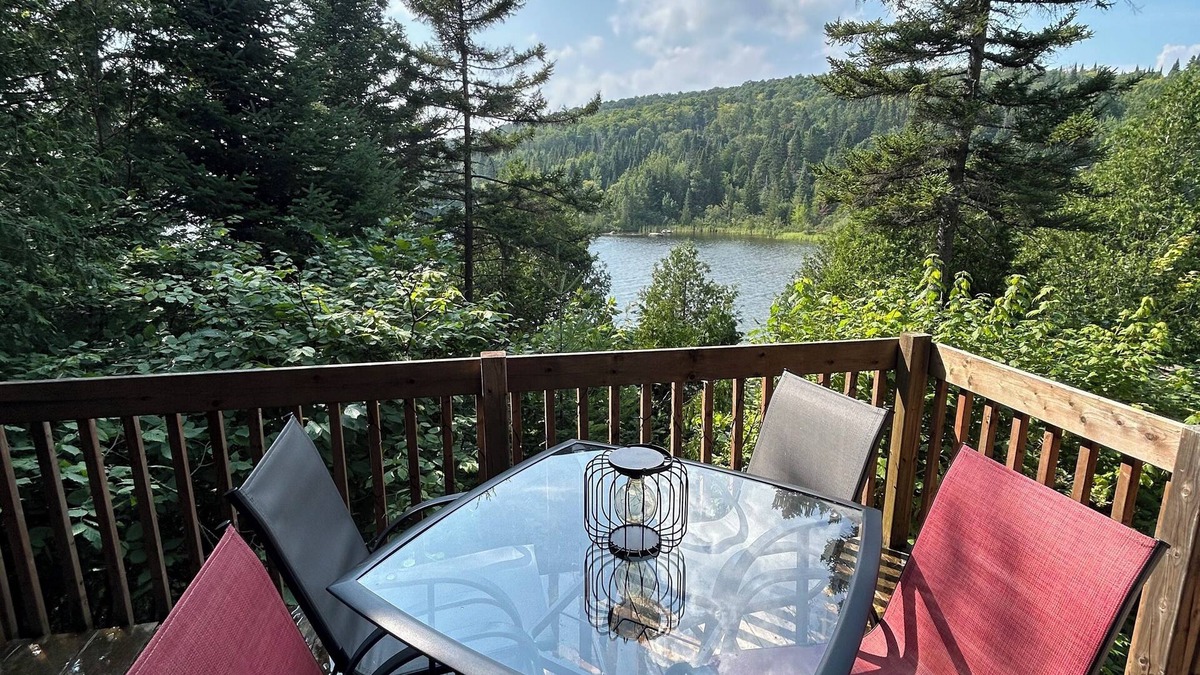 Sainte-Lucie-des-Laurentides Ski Chalet | Cozy 2-Bedroom Chalet with exclusive Lake access- Your Peaceful Getaway
