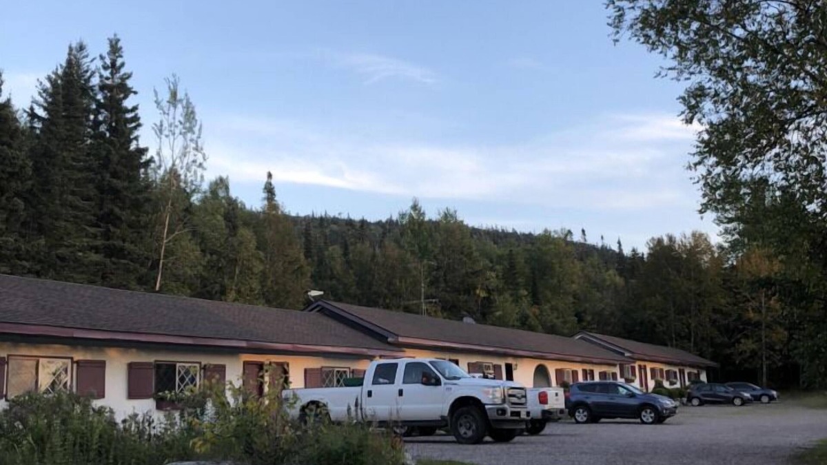 Unorganized Thunder Bay District Hotel | Coach House Motel 20 km East Terrace Bay