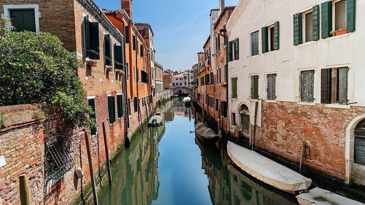 Dorsoduro Apartment | Ca' Venexiana, quiet 2 bedroom with private canalside courtyard - no added fees!