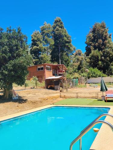 Tome Ski Chalet | Cabaña Altos de Parra Tome 2025 - piscina temporada verano