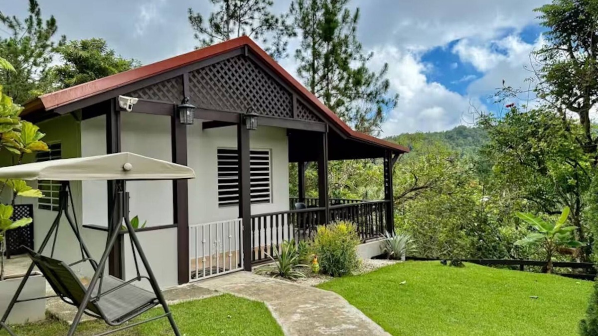 Cerro Cabin | Cabaña entre Pinos: Piscina c cale Fogata y Mini Golf en Cayey parejas, familias
