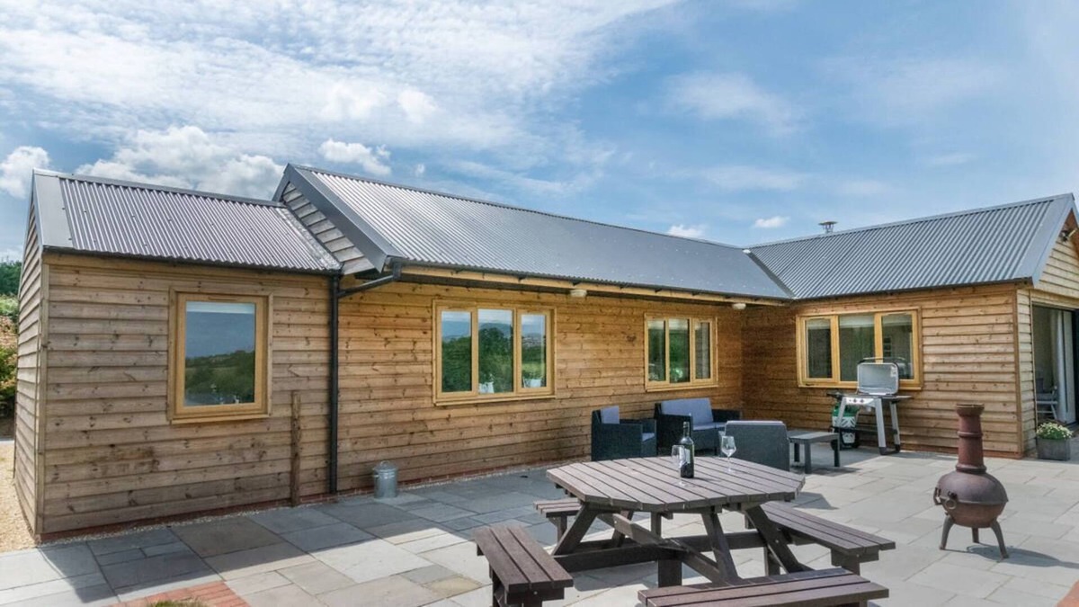 Graig Ski Chalet | Caban Cwm Hedd in the beautiful Bassaleg