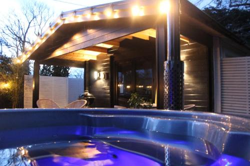 Chwilog Ski Chalet | Caban Y Tan Dderwen with private Wood Fired Hot Tub