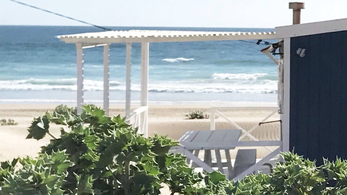 Costa de Caparica Cabin | Cabana Azul is a beautiful beach cabin facing the Atlantic.