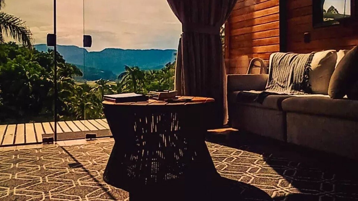 Ibirama Cabin | Cabana Moderna com Hidro e Vista Para as Montanhas