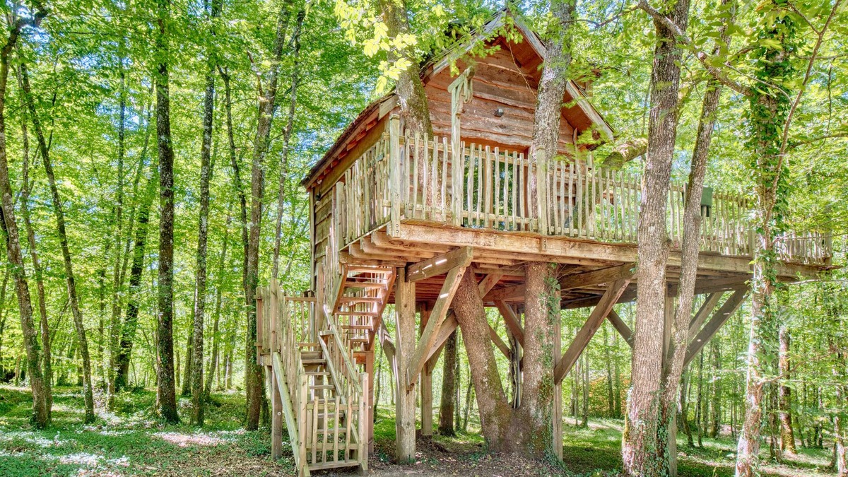 Monsac Cabin | Cabane Amicie in the Trees – Retreat in Nature with Shared Heated Indoor Pool