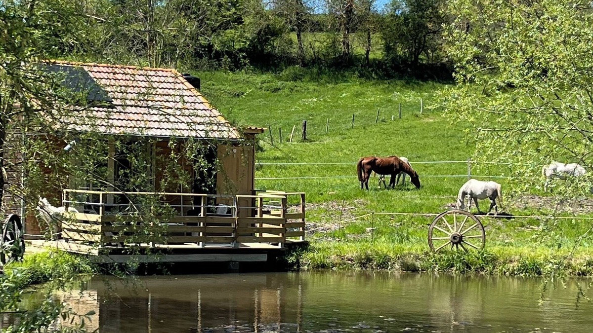Saint-Pierre-Eynac Cabin | Cabane au Bord de L'eau