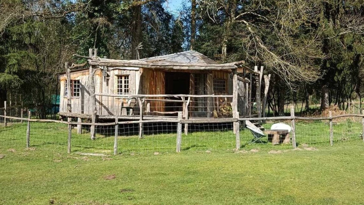 Saint-Eloy-les-Tuileries Cabin | Cabane sur Pilotis au Bord de L'eau
