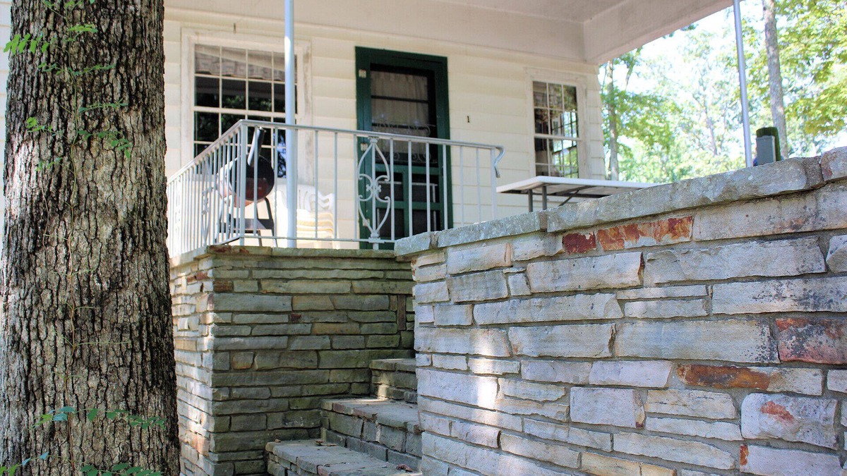 Almo House | Cabin 1 at Kentucky Lake's Lynnhurst Family Resort