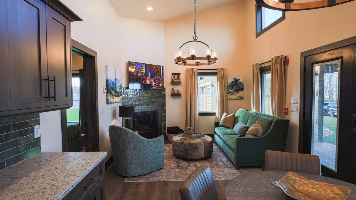 Timberline Apartment | Cabin 1 One Bed Modern Luxury w Hot Tub