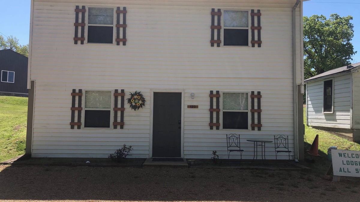 Piedmont Cabin | Cabin #120 LodgeForAllSeasons 1/2 mile-2 min drive to a marina & Clearwater Lake