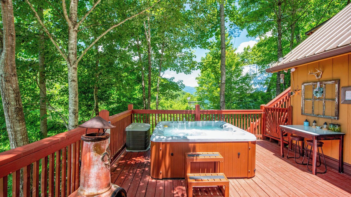 Almond Cottage | Cabin 16 Mi to Polar Express: Hot Tub + Mtn Views