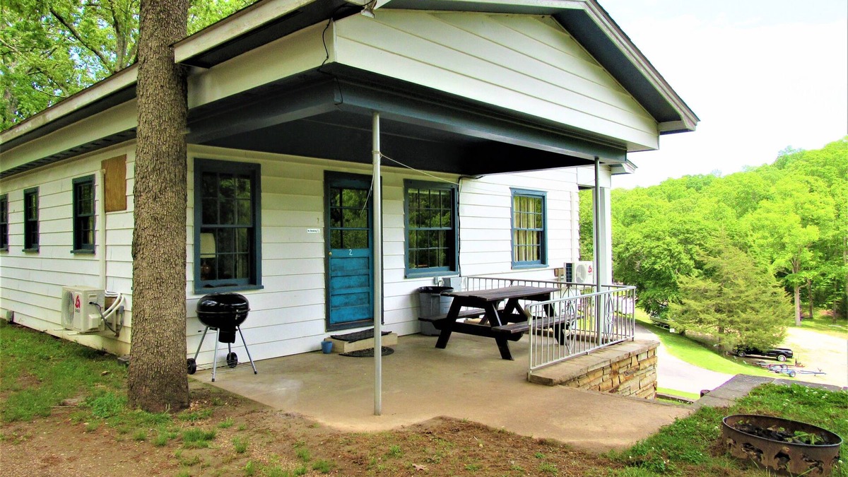 Almo House | Cabin 2 at Kentucky Lake's Lynnhurst Family Resort