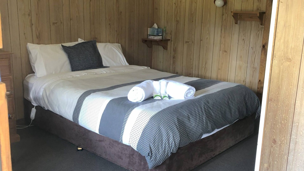 O'connell Cabin | Cabin 3 - 2 rooms with ensuite & sleeps 6 people. Guests can access amenities