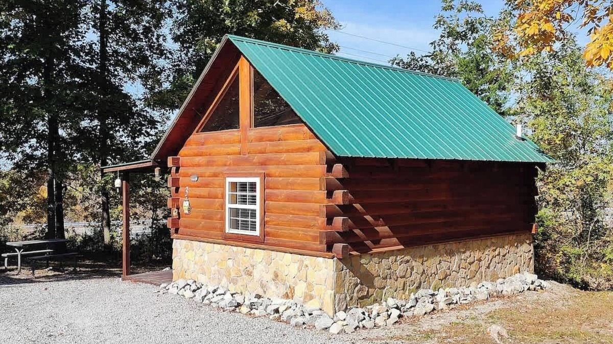 Columbia Cabin | Cabin 3 - Columbia Kentucky, Queen bed, Firepit