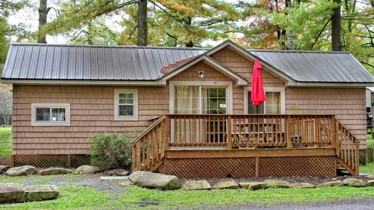 Centre Hall Cabin | Cabin 36 Sleeps 6 Guests