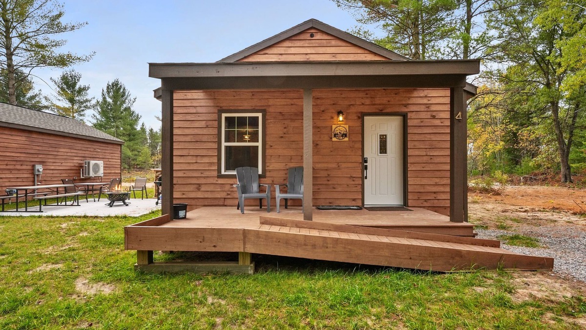 Atlanta Cabin | Cabin # 4 at Northern Comfort HANDICAP FRIENDLY UNIT