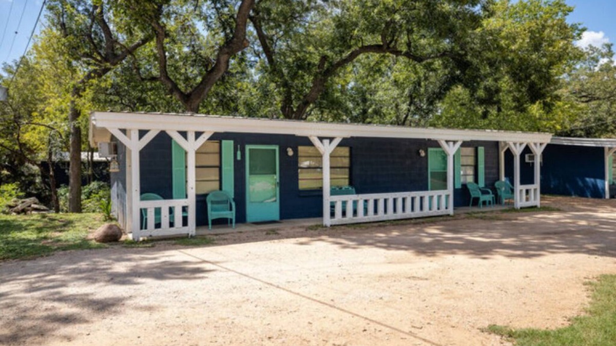 Burnet Cabin | Cabin 4 - Cabin near the pool and arcade