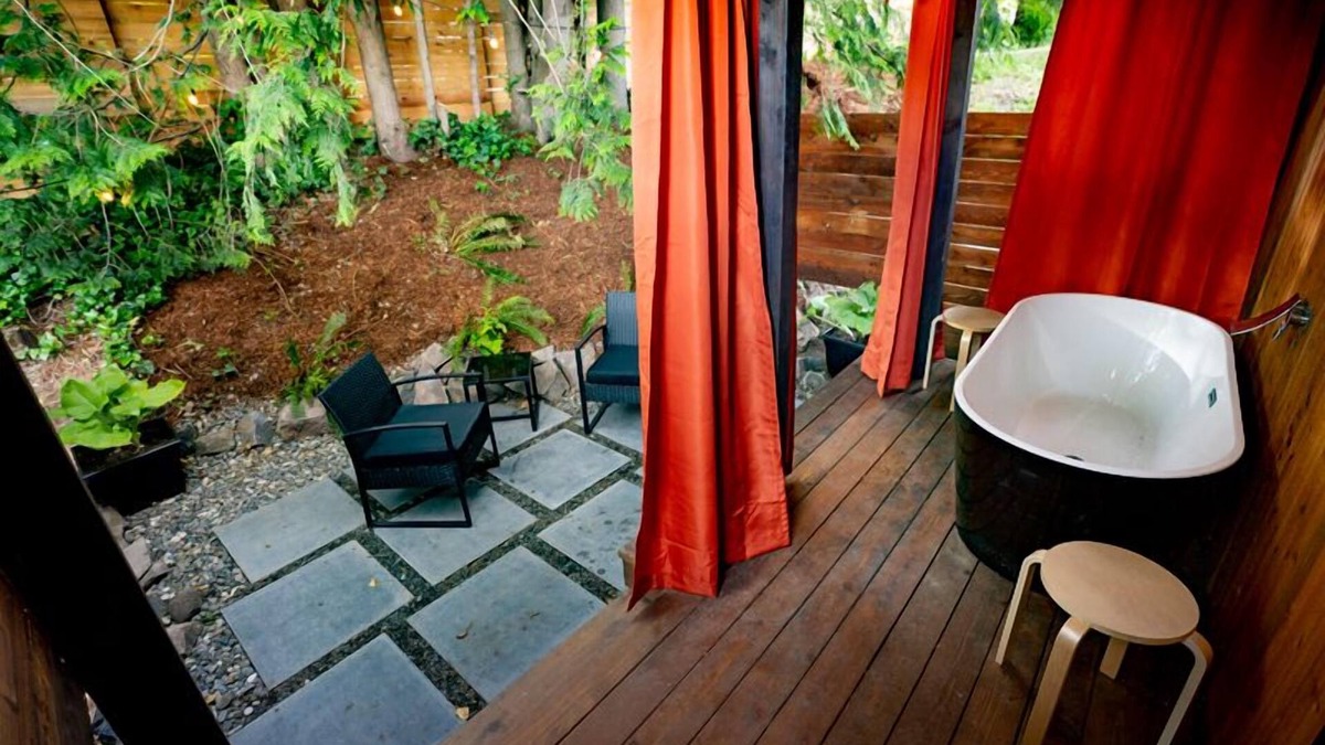 Stevenson Cabin | CABIN 4 WITH OUTDOOR BATHTUB
