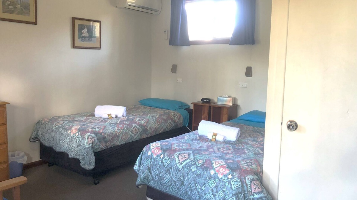 O'connell Bed & Breakfast | Cabin 5 - 2 single beds and ensuite. Access to all amenities