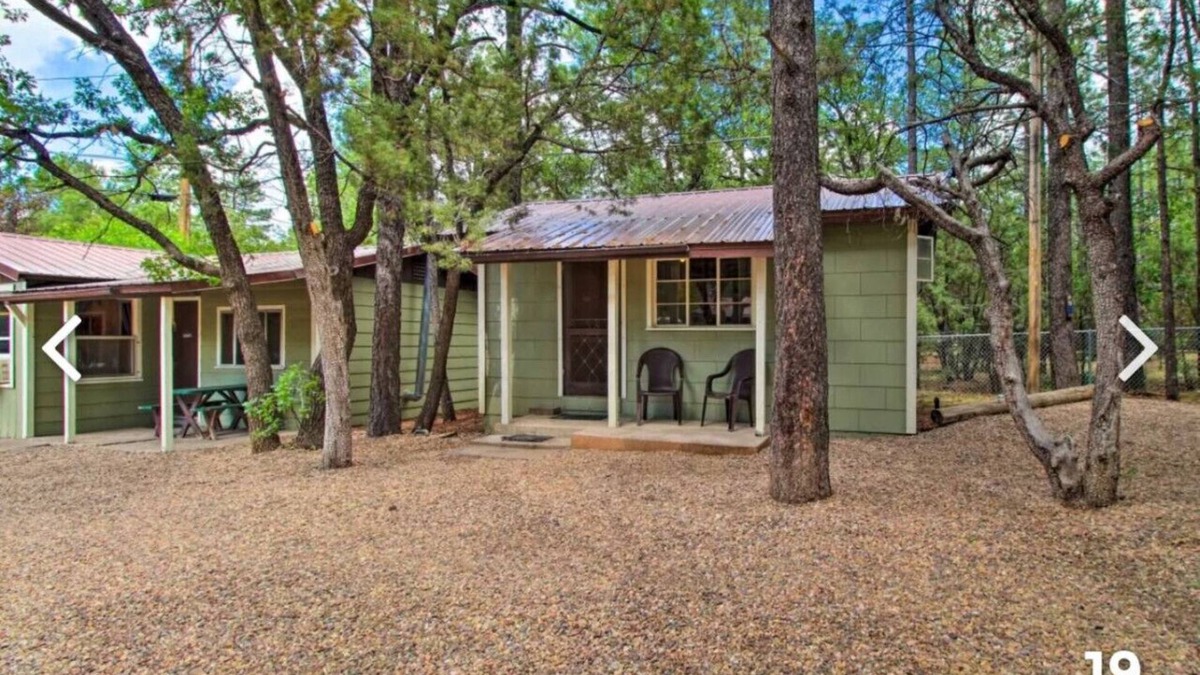 Pinetop-Lakeside Cabin | Cabin 6 with Queen Bed