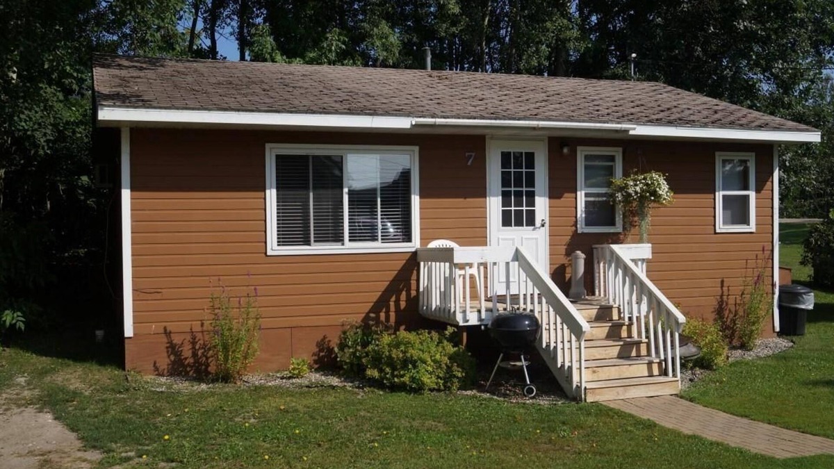 Hines Apartment | Cabin 7 Family Friendly Resort