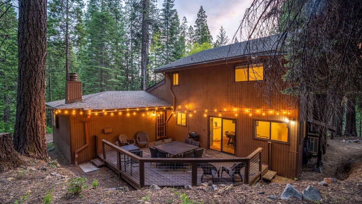 Sugar Pine Cabin | Cabin 7 Miles to Yosemite with Fast EV, Projector, King Beds