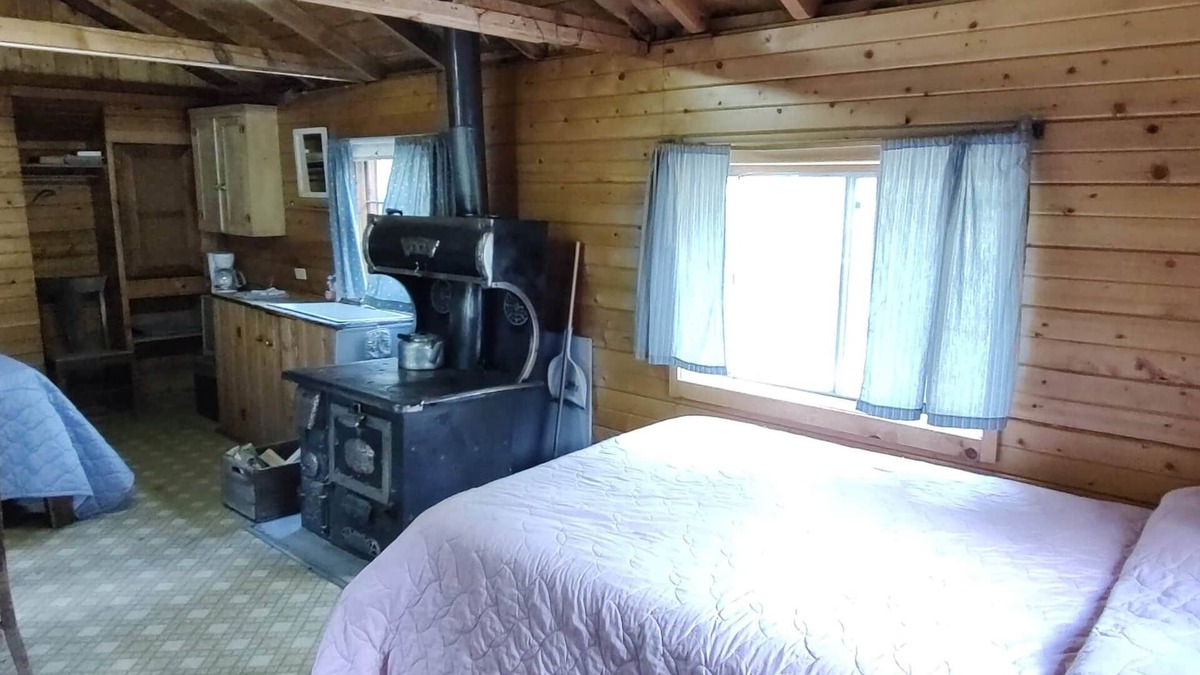 Bellvue Cabin | Cabin 8 at Sportsman’s Lodge