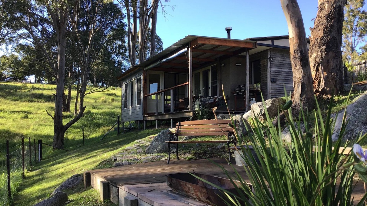 Moruya House | Cabin amongst the trees. Near to beaches and shops. Dog and horse friendly
